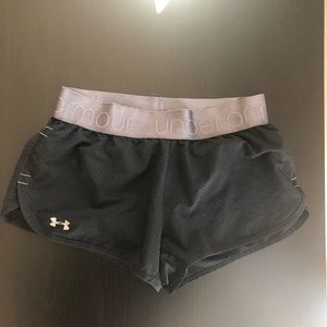 Under armour workout shorts worn twice size: SMALL